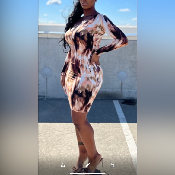 Print fabric long sleeve body-con midi dress with V-neck line. - Picture 4 of 4